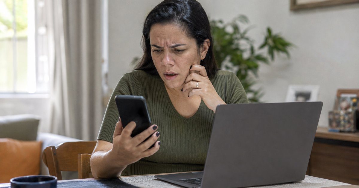 Pessoa em casa indignada ao ver cobrança inesperada no celular, cena editorial