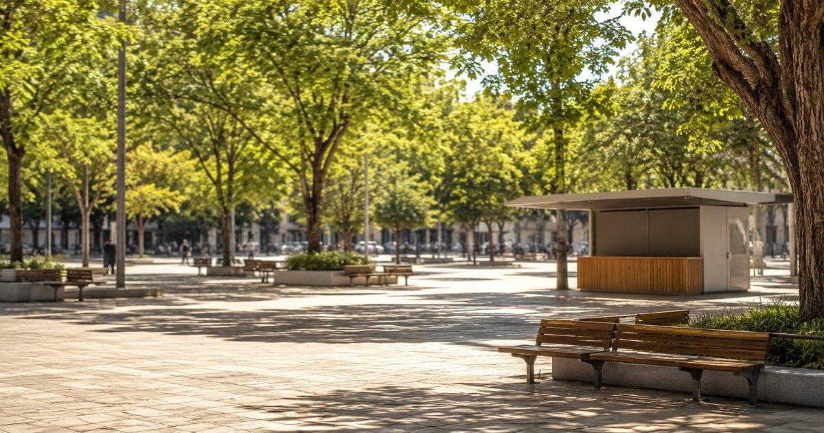 Praca publica arborizada e ensolarada com bancos e pessoas distantes desfocadas
