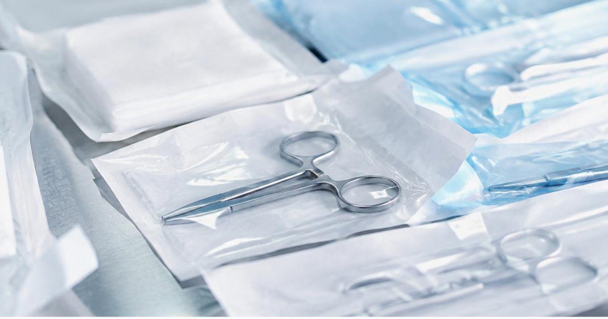 Instrumentos cirurgicos esterilizados em embalagens seladas sobre bancada clinica