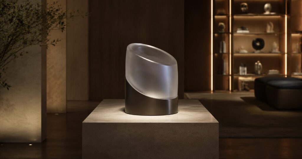 Produto premium em destaque sobre um pedestal iluminado em ambiente sofisticado transmitindo prestígio