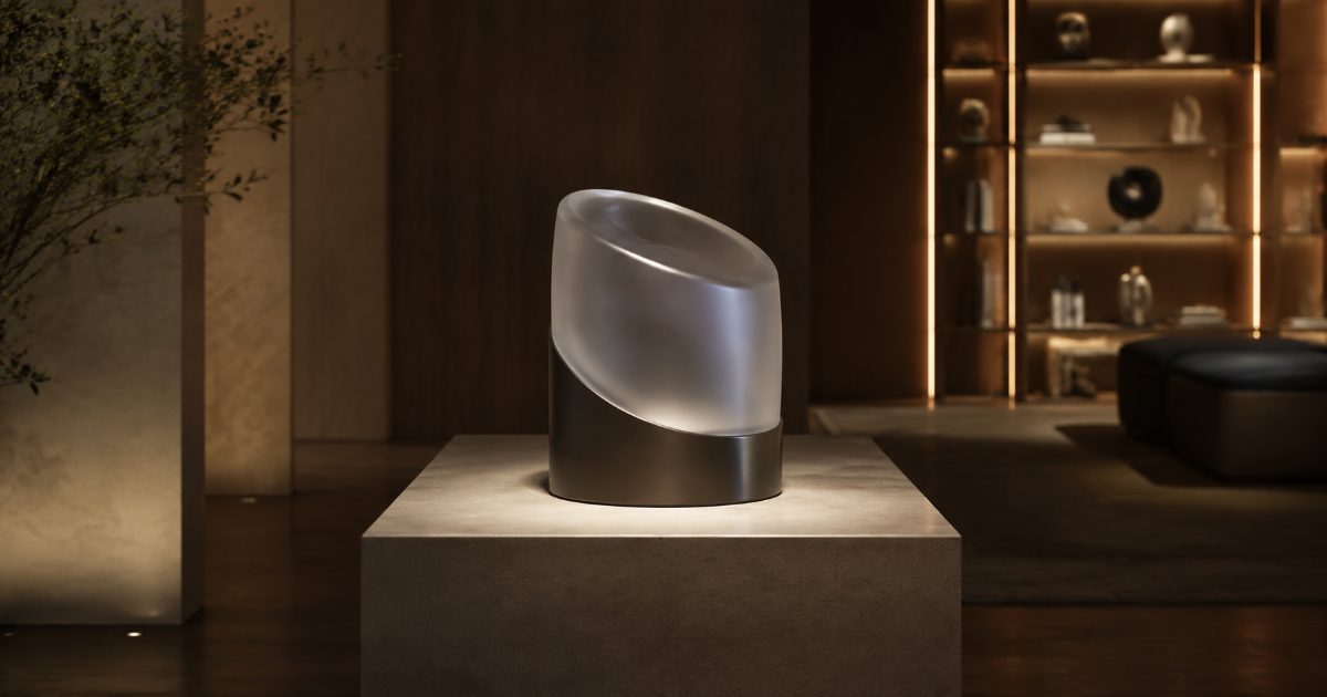 Produto premium em destaque sobre um pedestal iluminado em ambiente sofisticado transmitindo prestígio