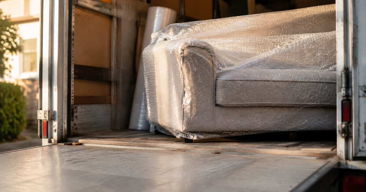 sofa embrulhado em plastico bolha dentro de caminhao de mudanca