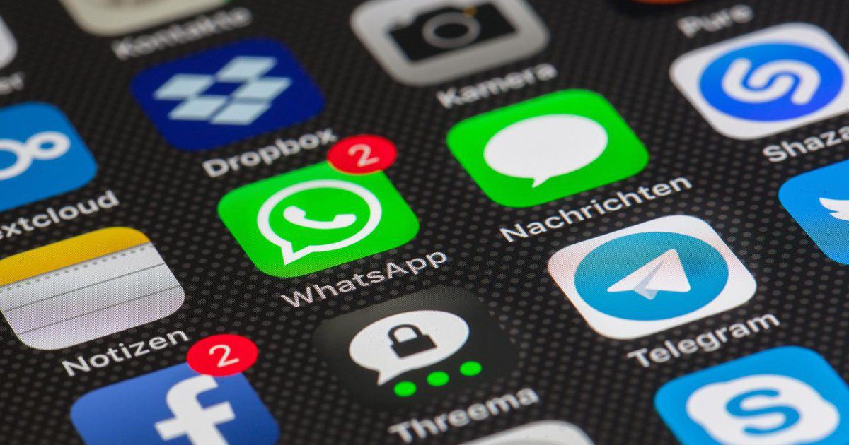 Celular com aplicativo de mensagens aberto, em contexto de WhatsApp clonado e Pix